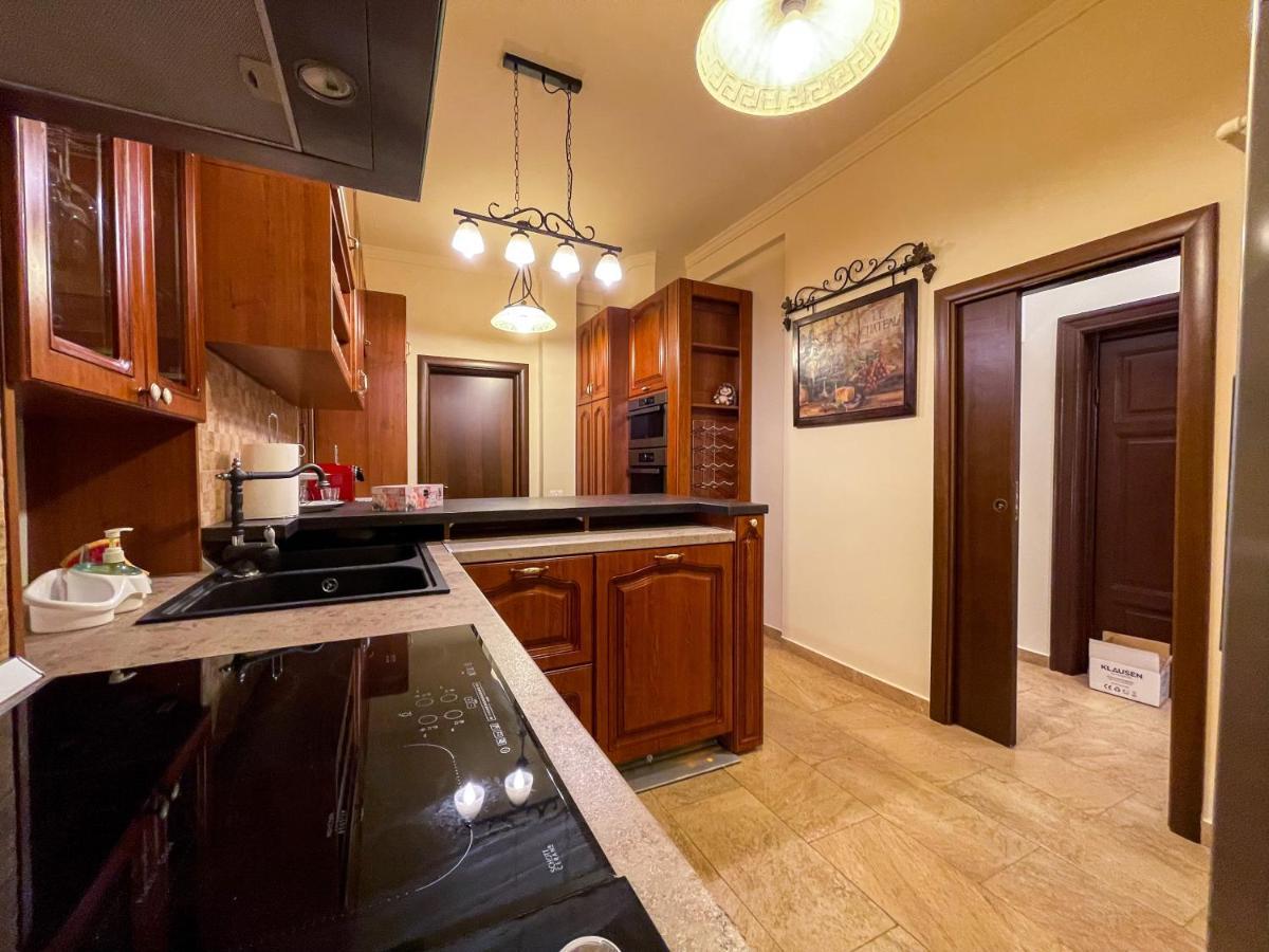 W/ Fire Place - Ground Floor בוקרשט
