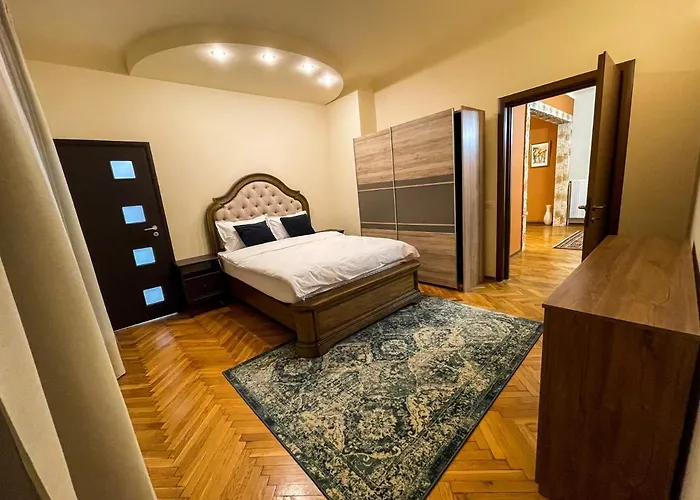 Central Apartment W/ Fire Place - Ground Floor