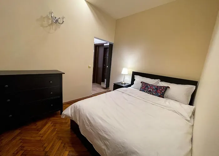 Central Apartment W/ Fire Place - Ground Floor